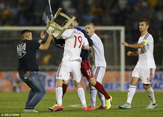 Дрон вызвал беспорядки на матче Сербия - Албания (16 фото + видео)