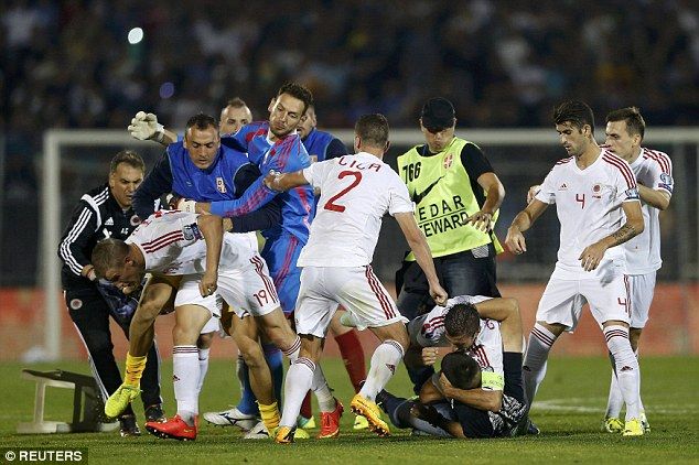 Дрон вызвал беспорядки на матче Сербия - Албания (16 фото + видео)