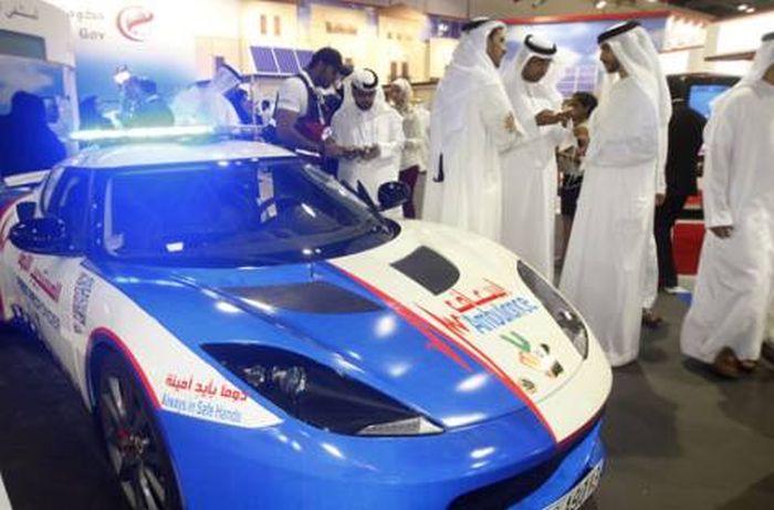 Дубайские медики получили в качестве машин скорой помощи спорткары «Лотус» и «Мустанг» (18 фото)