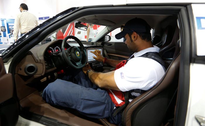 Дубайские медики получили в качестве машин скорой помощи спорткары «Лотус» и «Мустанг» (18 фото)