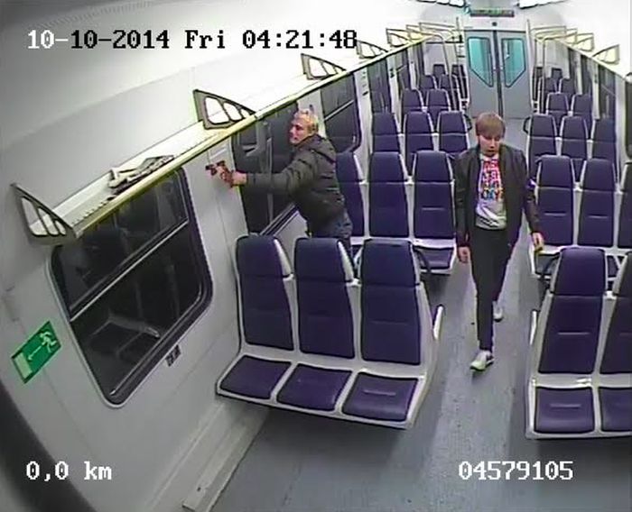 Двое хулиганов разбили стекла и осветительные приборы в новой электричке (6 фото) Двое хулиганов разбили стекла и осветительные приборы в новой электричке (6 фото)