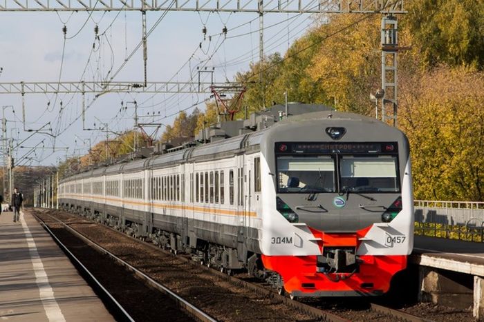 Двое хулиганов разбили стекла и осветительные приборы в новой электричке (6 фото) Двое хулиганов разбили стекла и осветительные приборы в новой электричке (6 фото)