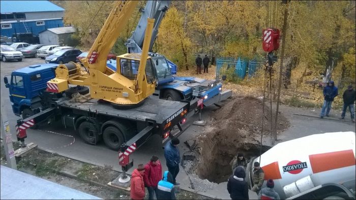 В Воронеже бетономешалка «КАМАЗ» провалилась под асфальт (7 фото)