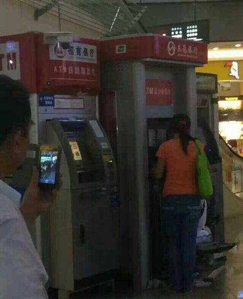 Китаянка устроила расправу над банкоматом (7 фото)