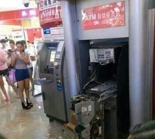 Китаянка устроила расправу над банкоматом (7 фото)