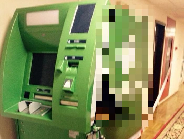 В Госдуме хулиганы вскрыли банкомат Сбербанка (13 фото)