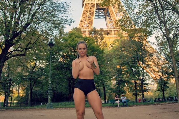 «Мисс бразильская попка» провела интимный фотосет близ Эйфелевой башни (9 фото)