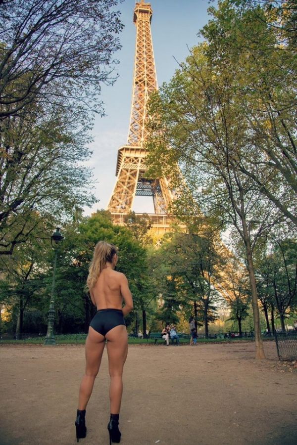 «Мисс бразильская попка» провела интимный фотосет близ Эйфелевой башни (9 фото)