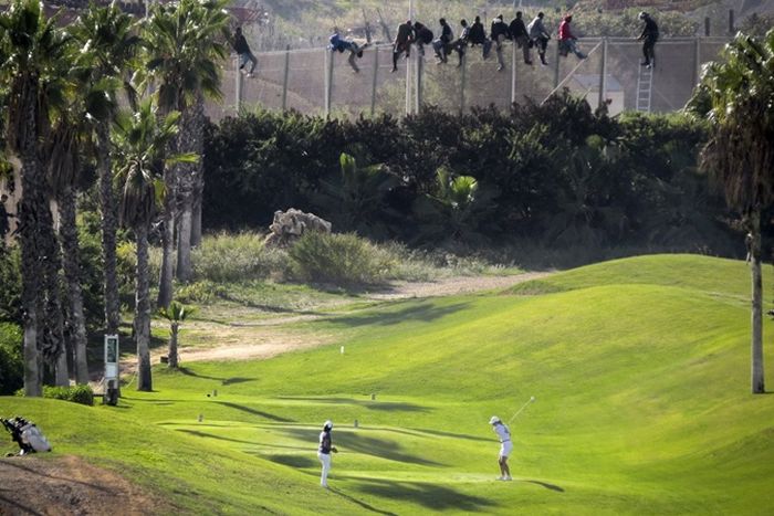 Африканцы на границе с Испанией штурмуют забор (32 фото)