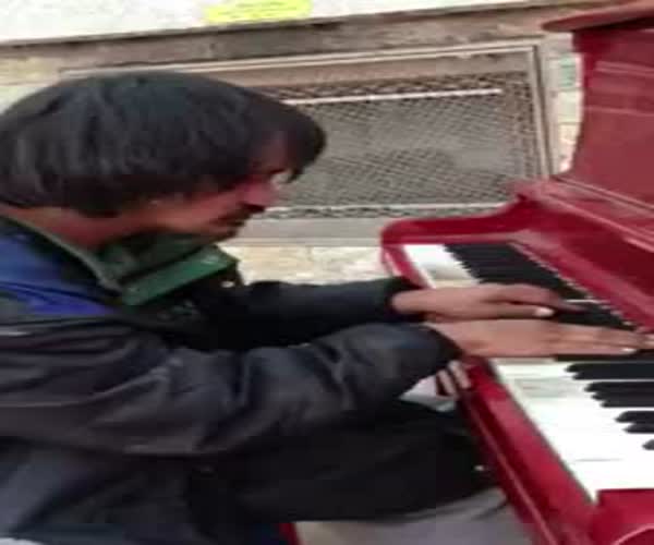 Бездомный парень исполняет собственное произведение