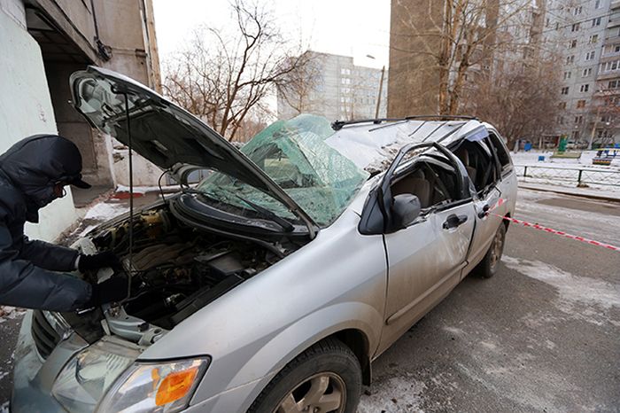 В Красноярске на автомобиль упала 250-килограммовая плита (9 фото)
