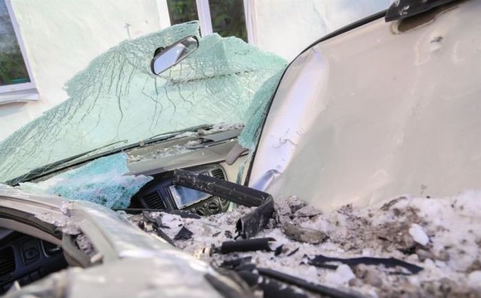 В Красноярске на автомобиль упала 250-килограммовая плита (9 фото)