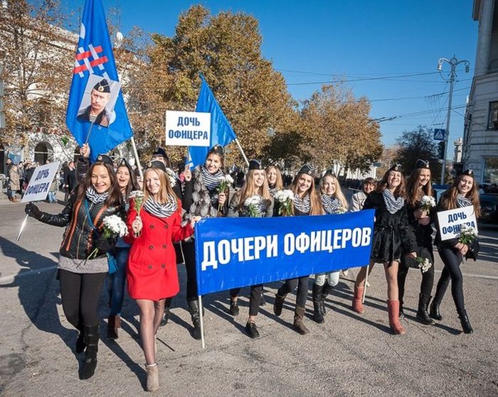 Дочери офицеров на праздничном шествии в Севастополе (8 фото)