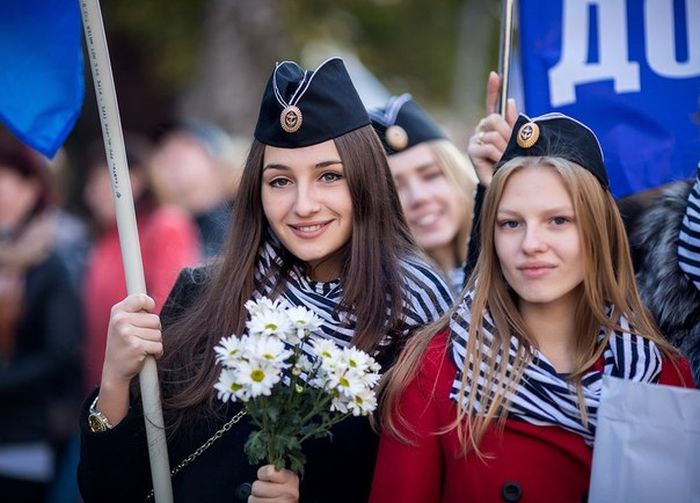 Дочери офицеров на праздничном шествии в Севастополе (8 фото)