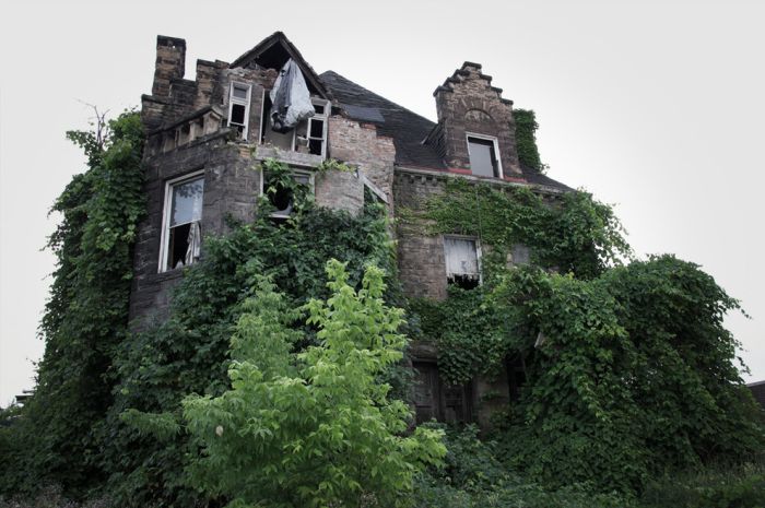13 заброшенных домов с привидениями (13 фото)