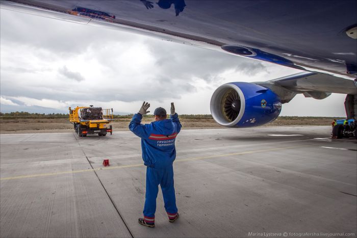 Обслуживание «Боинга-777-200» в аэропорту (32 фото)