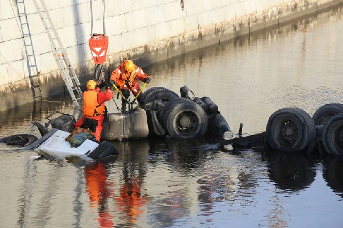 В Обводной канал упал бензовоз (14 фото)
