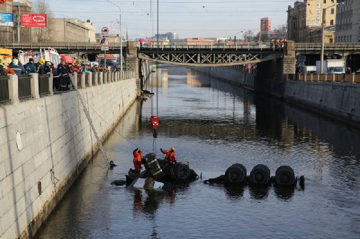 В Обводной канал упал бензовоз (14 фото)