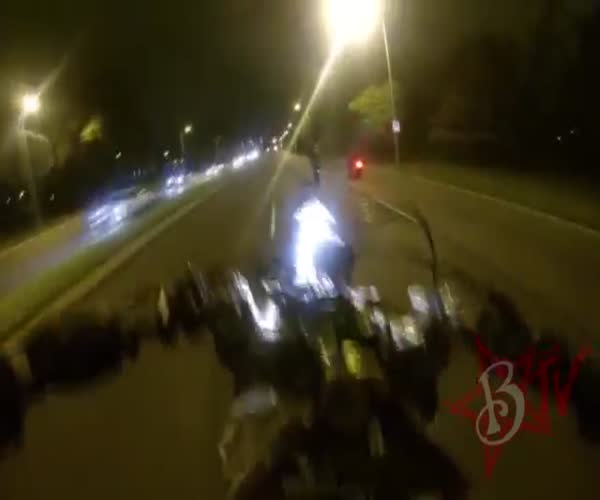 Мотоциклиста преследует полиция
