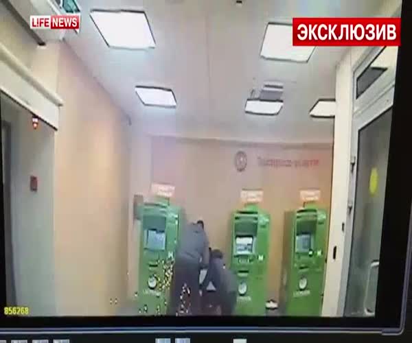 Трое мужчин, вооруженные бензопилами, ограбили банкоматы Сбербанка