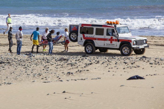 Африканские мигранты вызвали панику на пляже нудистов (10 фото)