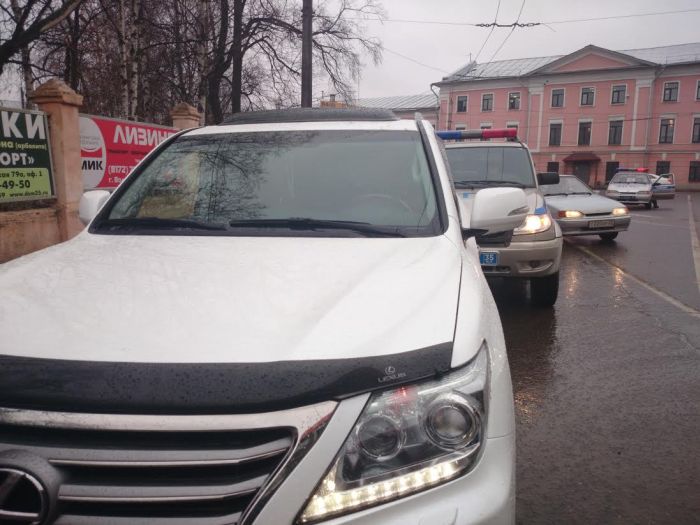 Полицейский «УАЗ» въехал в депутатский Lexus (7 фото)