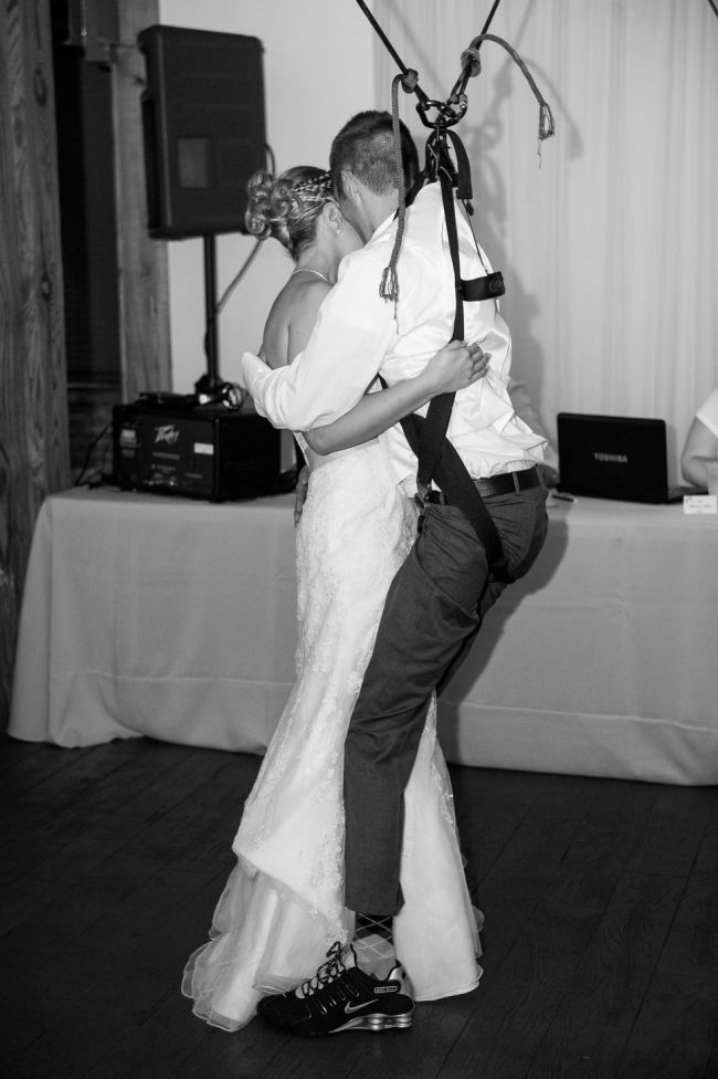 Свадебный танец частично парализованного жениха (8 фото)