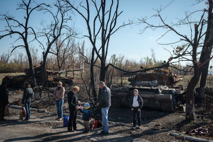 Сложная ситуация в Луганске (24 фото)