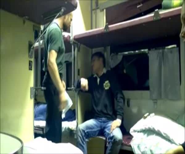 Пассажир наказал пьяного парня в поезде