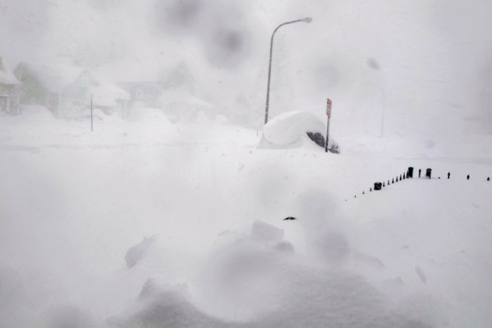 Из-за сильнейшего снегопада в США погибло 8 человек (50 фото)
