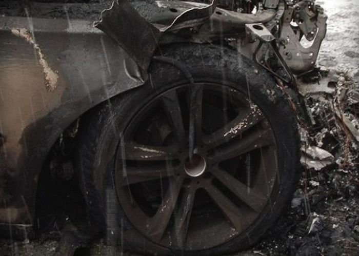 В Москве пожар уничтожил более 10 дорогих иномарок (9 фото)