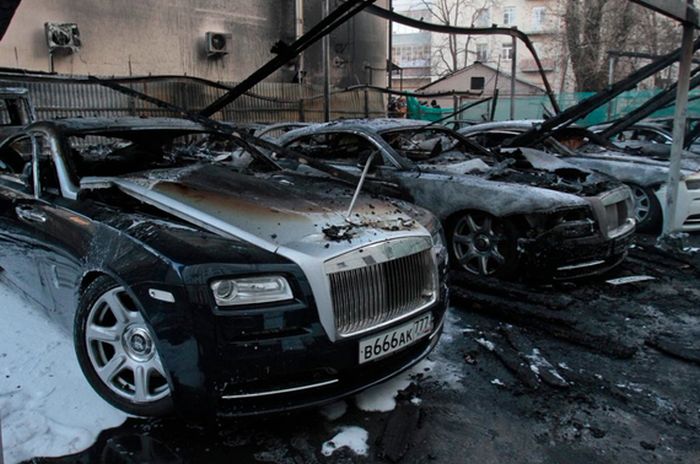 В Москве пожар уничтожил более 10 дорогих иномарок (9 фото)