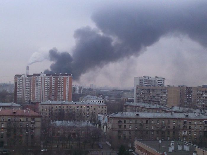 Крупный пожар по улице Перовской в Москве (12 фото + видео)
