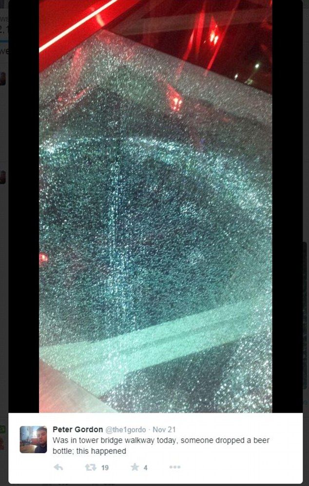 Бутылка пива разбила стеклянный пол Тауэрского моста (4 фото)