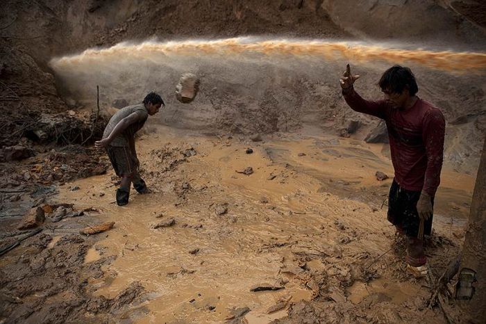 Нелегальный метод добычи золота в Перу (26 фото)