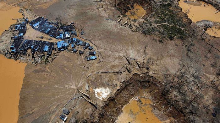 Нелегальный метод добычи золота в Перу (26 фото)