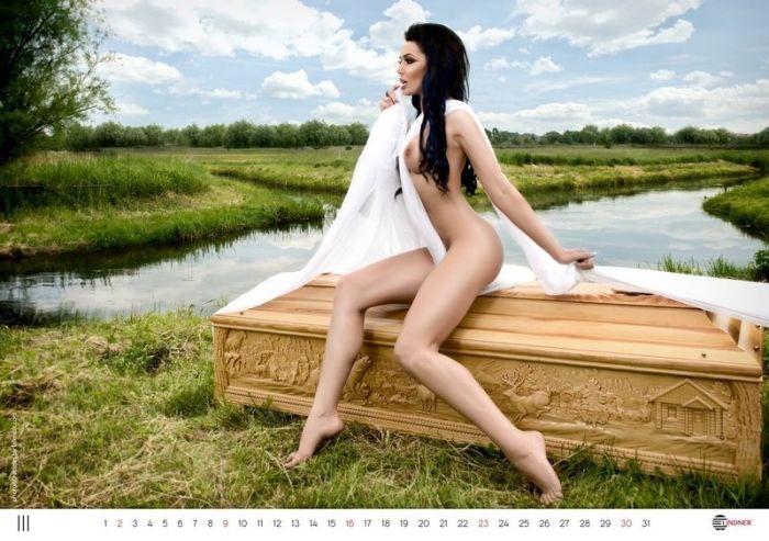 Эротический календарь от производителя гробов. НЮ (12 фото)