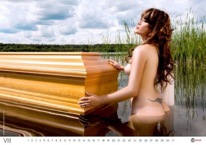 Эротический календарь от производителя гробов. НЮ (12 фото)
