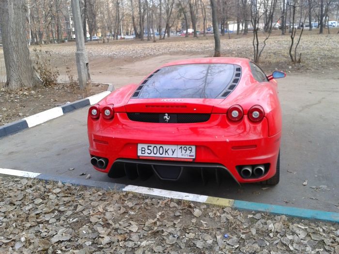 Забытый хозяином суперкар Ferrari пылится в московском дворе (15 фото)