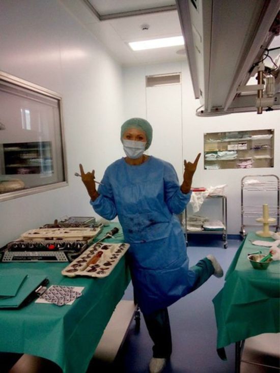 В Нижнем Тагиле медсестра сделала селфи в операционной (3 фото)