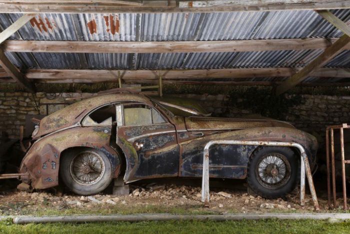 Многомиллионная коллекция авто в заброшенных ангарах (21 фото)