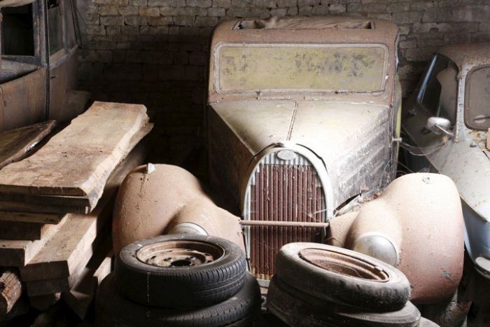 Многомиллионная коллекция авто в заброшенных ангарах (21 фото)
