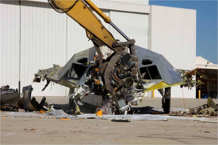 Как американцы утилизируют самолет Lockheed F-117 (5 фото)
