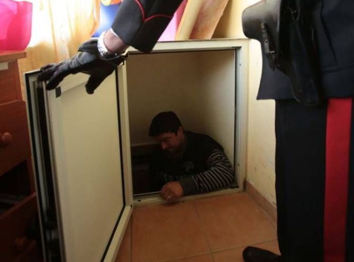 Главарь мафии Неаполя прятался в холодильнике (6 фото)