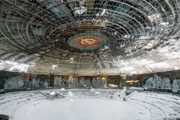 Заброшенные здания Советской эпохи (21 фото)