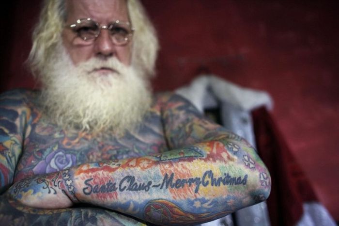 Самый татуированный Санта-Клаус в мире (10 фото)
