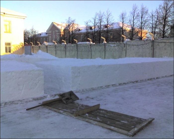 Оригинальное зимнее украшение воинских частей и городских улиц (15 фото)