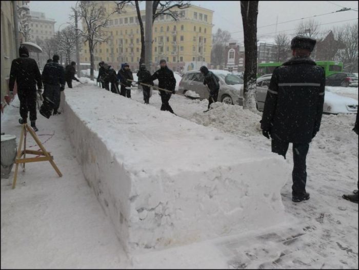 Оригинальное зимнее украшение воинских частей и городских улиц (15 фото)