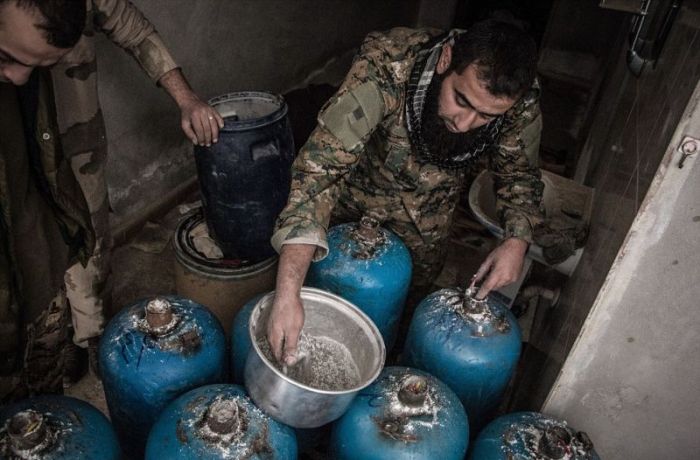 Сирийские повстанцы нашли новое применение пропановым баллонам (7 фото