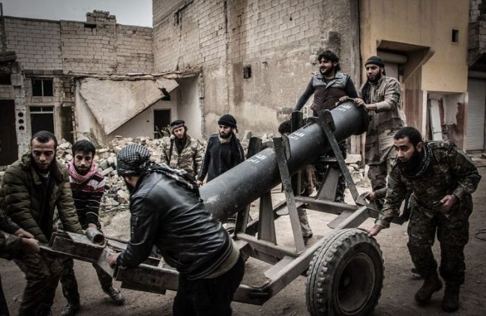 Сирийские повстанцы нашли новое применение пропановым баллонам (7 фото